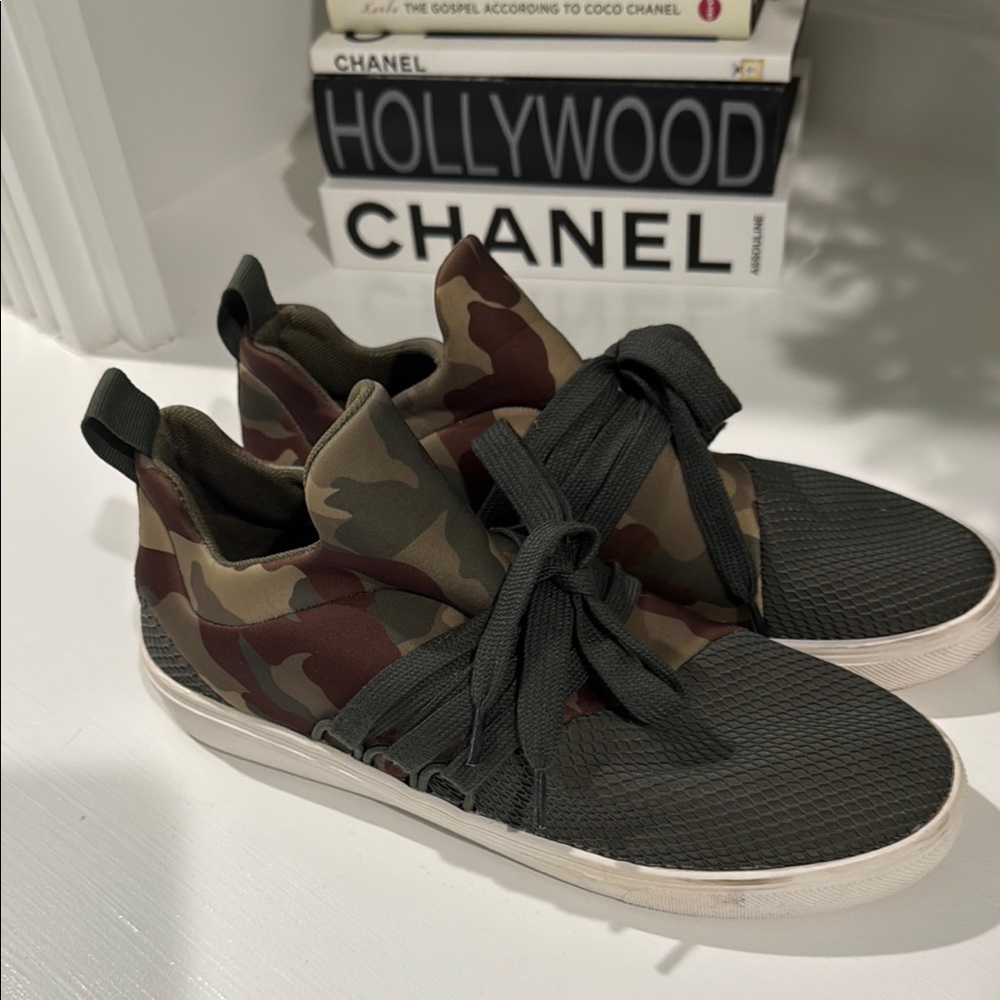 Camouflage High-Top Sneakers - Picture 2 of 5